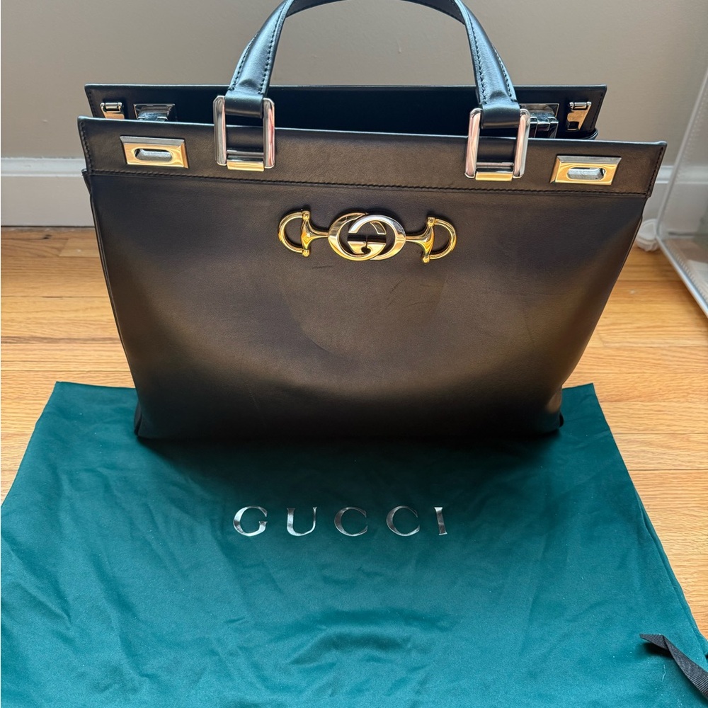 Gucci Black Leather medium size bag Zumi, with Two Tone Horsebit Accent
